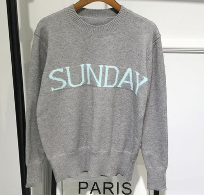 Много интересен и удобен дамски пуловер с дълъг ръкав и надпис-дните от седмицата