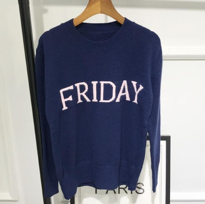 Много интересен и удобен дамски пуловер с дълъг ръкав и надпис-дните от седмицата