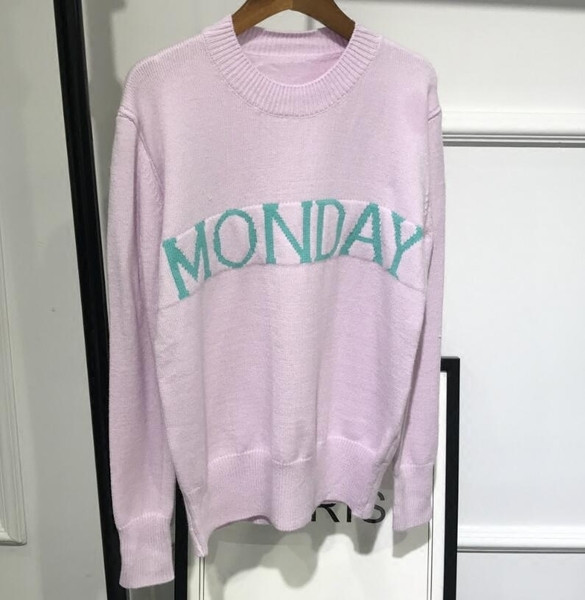 Много интересен и удобен дамски пуловер с дълъг ръкав и надпис-дните от седмицата