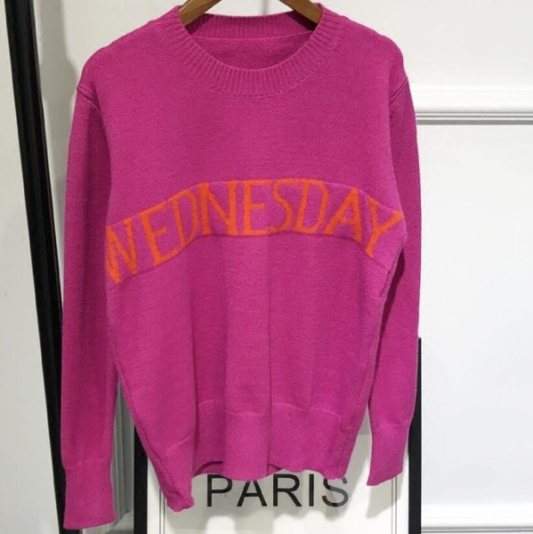 Много интересен и удобен дамски пуловер с дълъг ръкав и надпис-дните от седмицата