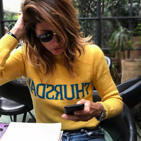 Много интересен и удобен дамски пуловер с дълъг ръкав и надпис-дните от седмицата