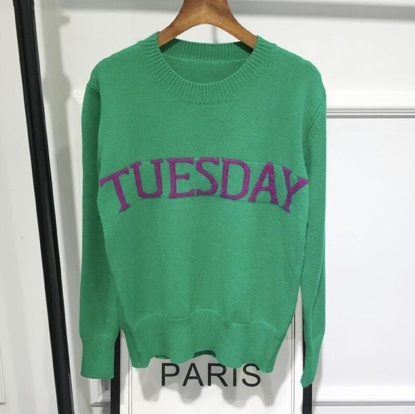 Много интересен и удобен дамски пуловер с дълъг ръкав и надпис-дните от седмицата