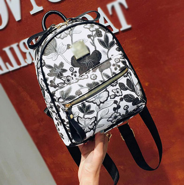 Ежедневна дамска раница с шарени цветчета