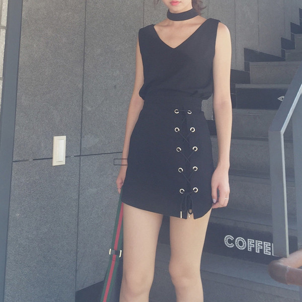 Стилна дамска пола с метални халки и връзки, с висока талия и в черен цвят