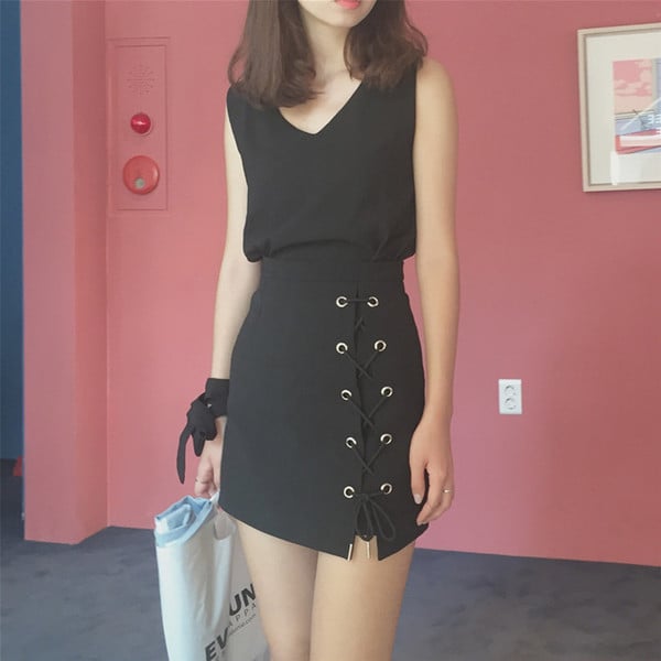 Стилна дамска пола с метални халки и връзки, с висока талия и в черен цвят