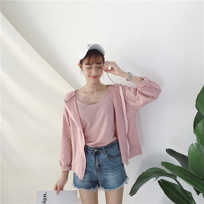 Спортен дамски суичър в бял и розов цвят с качулка в свободен модел