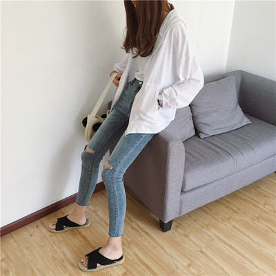 Спортен дамски суичър в бял и розов цвят с качулка в свободен модел