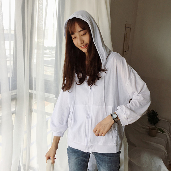 Спортен дамски суичър в бял и розов цвят с качулка в свободен модел