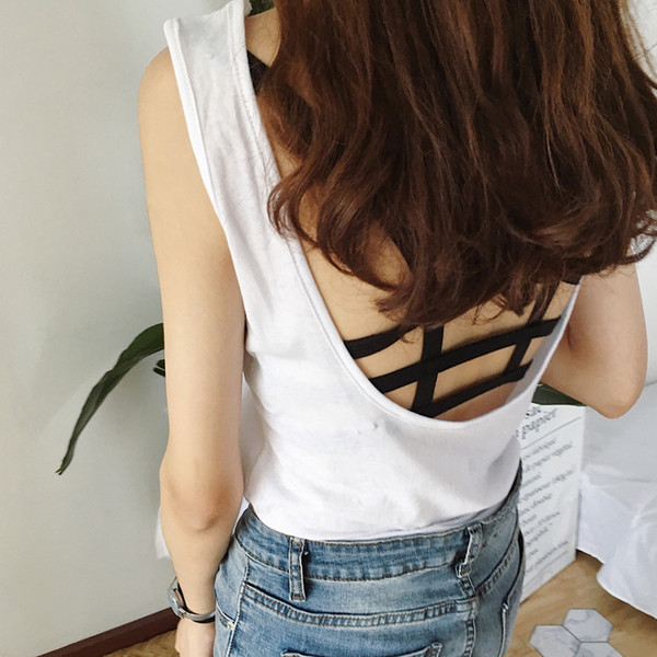 Спортен дамски суичър в бял и розов цвят с качулка в свободен модел