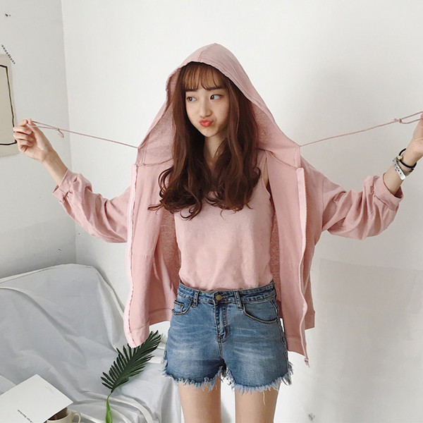 Спортен дамски суичър в бял и розов цвят с качулка в свободен модел