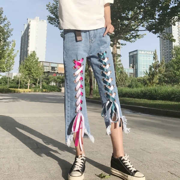 Интересен модел дамски дънки - 7/8 с цветни връзки и висока талия