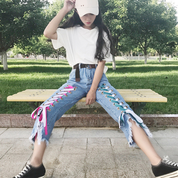 Интересен модел дамски дънки - 7/8 с цветни връзки и висока талия