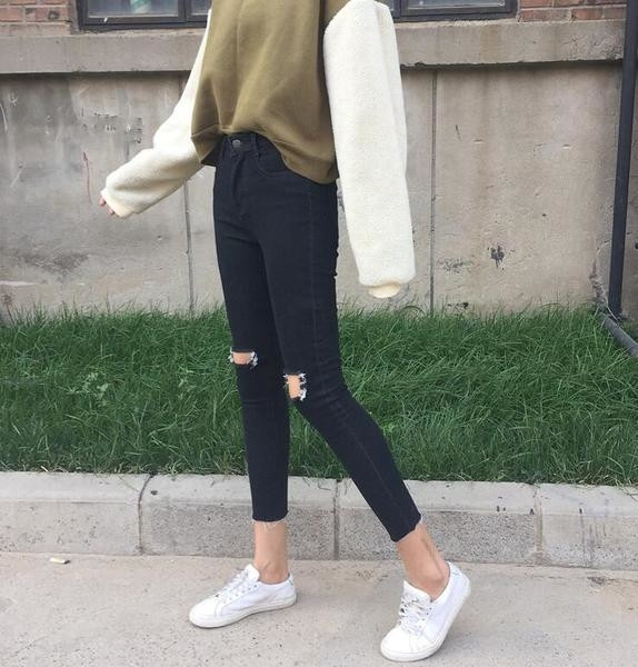 Дамски дънки - накъсани около коленете, с висока талия в черен цвят