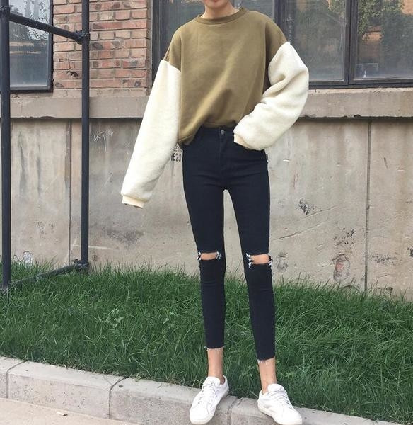 Дамски дънки - накъсани около коленете, с висока талия в черен цвят