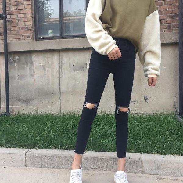 Дамски дънки - накъсани около коленете, с висока талия в черен цвят