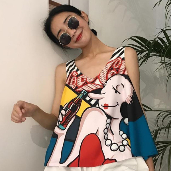 Интересен дамски потник с изображение и V-образно деколте