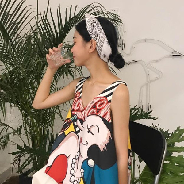 Интересен дамски потник с изображение и V-образно деколте