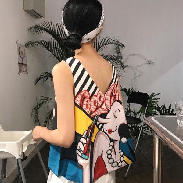 Интересен дамски потник с изображение и V-образно деколте