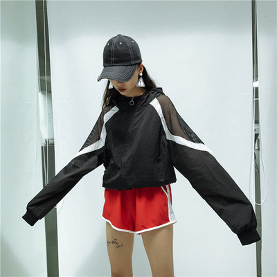 Красив дамски екип, подходящ за спорт и ежедневие в широк модел с мрежа на ръкавите и качулка