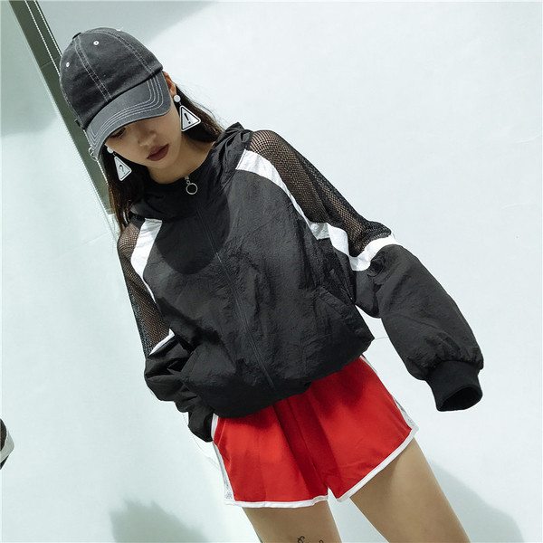 Красив дамски екип, подходящ за спорт и ежедневие в широк модел с мрежа на ръкавите и качулка