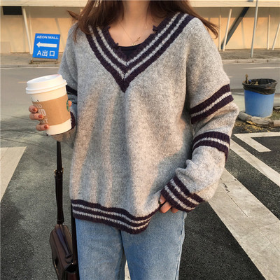 Топъл дамски пуловер с V-образно деколте в свободен модел, в сив и червен цвят