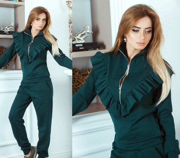 Актуален дамски спортен екип от две части в два различни цвята с интересен цип по горната дреха