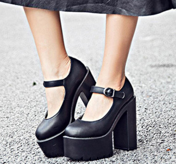 Дамски затворени обувки с висок ток и груба подметка в два различни цвята