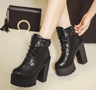 Екстравагантни дамски обувки на висок ток с груба подметка в черен и бял цвят