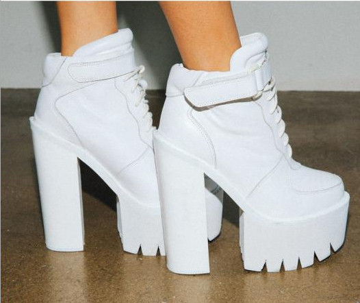 Екстравагантни дамски обувки на висок ток с груба подметка в черен и бял цвят