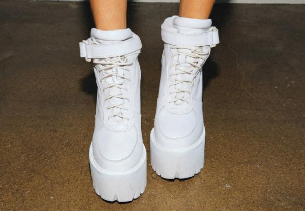 Екстравагантни дамски обувки на висок ток с груба подметка в черен и бял цвят