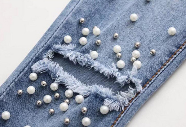 Slim fit дамски дънкови панталони срязани на колената с уникални перлички