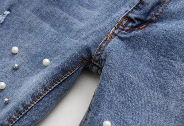 Slim fit дамски дънкови панталони срязани на колената с уникални перлички