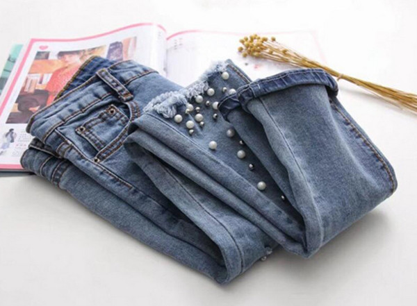 Slim fit дамски дънкови панталони срязани на колената с уникални перлички