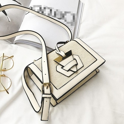 Σύγχρονη γυναικεία  τσάντα με ενδιαφέρουσα και πολύ πρωτότυπη στερέωση