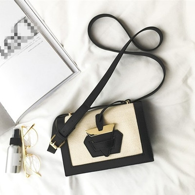 Σύγχρονη γυναικεία  τσάντα με ενδιαφέρουσα και πολύ πρωτότυπη στερέωση