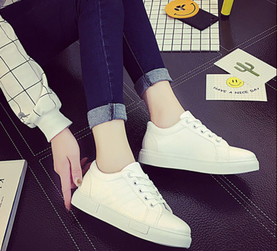 Много удобни дамски кецове с равна подметка в четири различни цвята