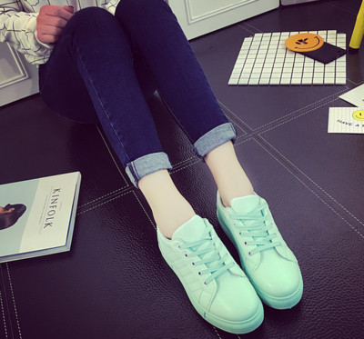 Много удобни дамски кецове с равна подметка в четири различни цвята