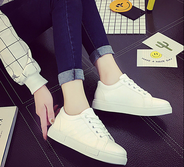 Много удобни дамски кецове с равна подметка в четири различни цвята