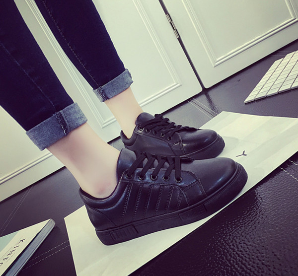 Много удобни дамски кецове с равна подметка в четири различни цвята