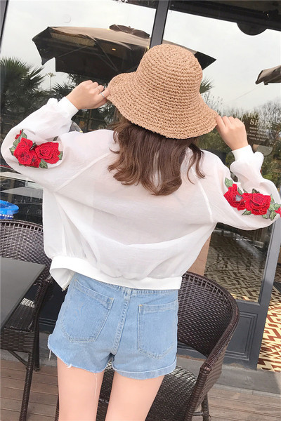 Γυναικείο  σακάκι σε μαύρο και άσπρο χρώμα με κεντήματα στα μανίκια