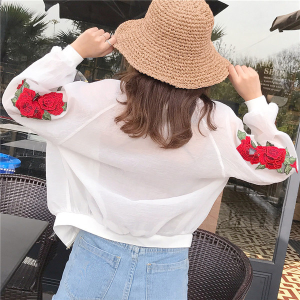 Γυναικείο  σακάκι σε μαύρο και άσπρο χρώμα με κεντήματα στα μανίκια