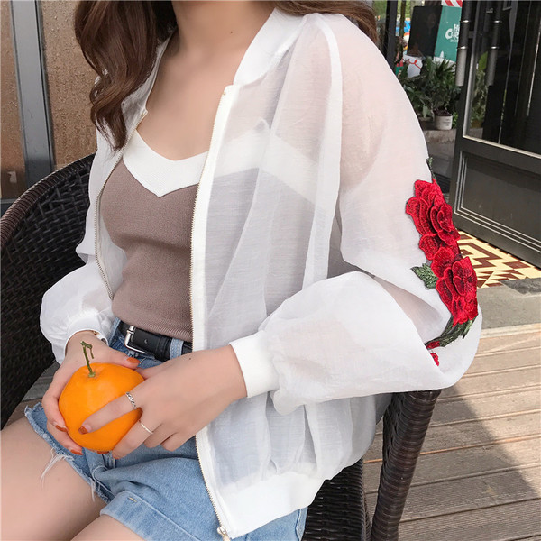 Γυναικείο  σακάκι σε μαύρο και άσπρο χρώμα με κεντήματα στα μανίκια