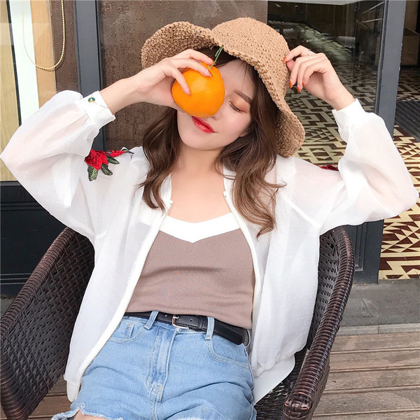 Γυναικείο  σακάκι σε μαύρο και άσπρο χρώμα με κεντήματα στα μανίκια