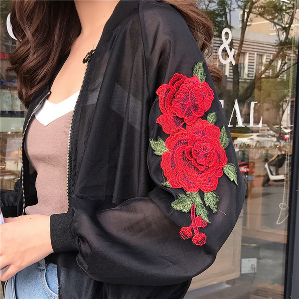 Γυναικείο  σακάκι σε μαύρο και άσπρο χρώμα με κεντήματα στα μανίκια