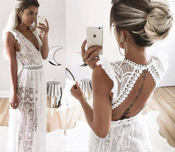 Πολύ κομψό  γυναικείο φόρεμα με  δαντέλα, με ντεκολτέ και ανοιχτό σχήματος V