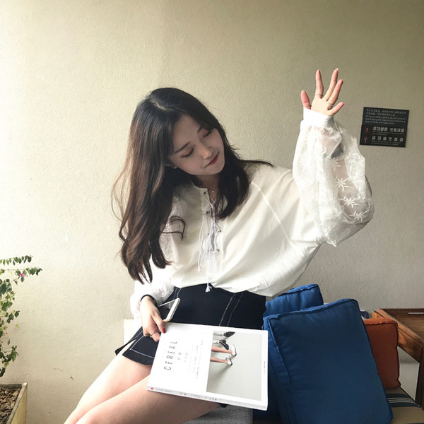 Стилна дамска риза с дантелени прозрачни ръкави и връзки в широк модел