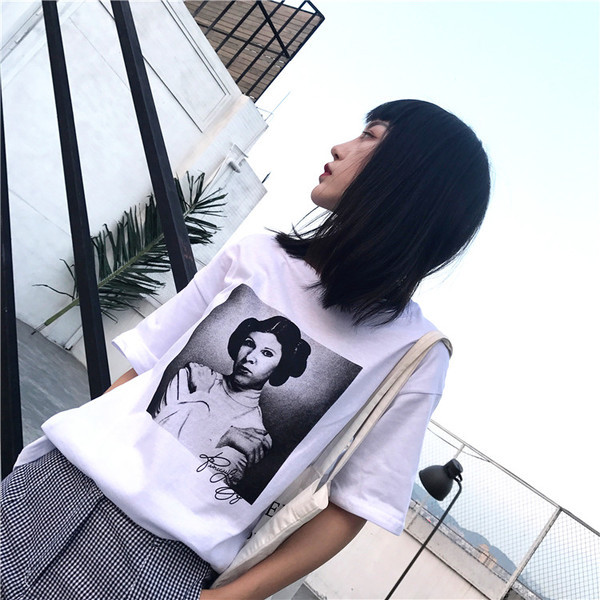 Ежедневна дамска тениска в бял цвят с черно-бяло изображение, в широк модел