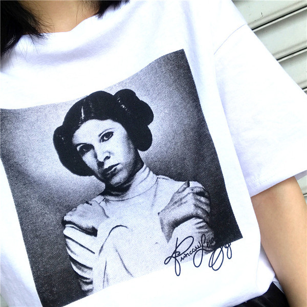 Ежедневна дамска тениска в бял цвят с черно-бяло изображение, в широк модел