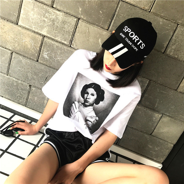 Ежедневна дамска тениска в бял цвят с черно-бяло изображение, в широк модел