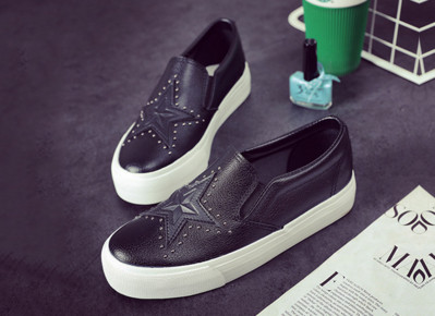 Сладки дамски мокасини с равна подметка и интересна апликация с метални нитове